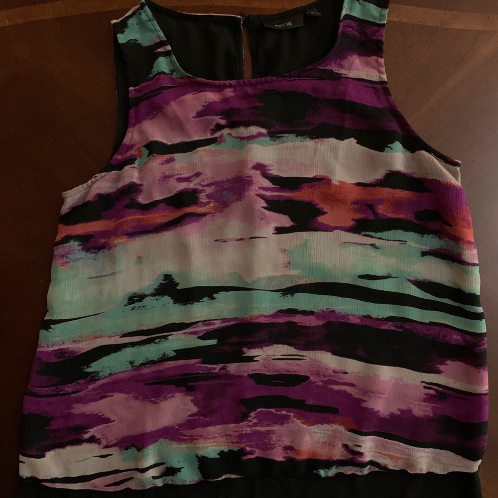 Apt. 9 women’s tank top, size medium. Multi-color.